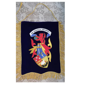 Estandarte de terciopelo bordado personalizado con flecos dorados y diseño heráldico, forma rectangular, insignia de estilo clásico - Product Image 1