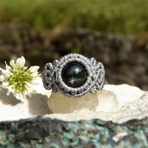 Bague ajustable en macramé d'obsidienne noire faite à la main, style bohème, avec cordon gris, bijou artisanal en cristal - Product Image 1