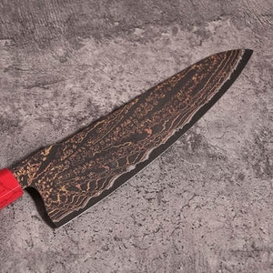 Cuchillo Santoku de lujo de acero damasco y cobre con mango de madera equilibrado para preparación y corte de alimentos en cocinas profesionales. - Product Image 4