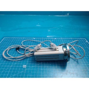 Cylindre pneumatique compact SMC CDQSB20-50-CJSC, utilisé comme pièce détachée pour équipement semi-conducteur d'occasion - Product Image 6