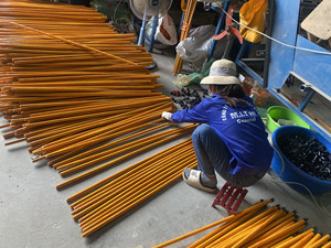 ด้ามไม้ยูคาลิปตัสเคลือบพีวีซีลายไม้ – ทนทาน กันน้ำ จับง่าย ไม้กวาดทำความสะอาด - Product Image 4