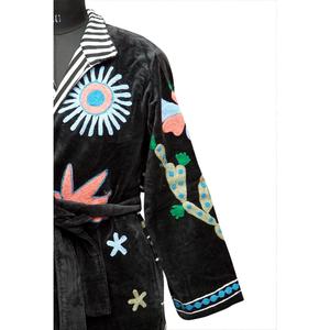 Bata Larga de Terciopelo 100% Negra para Mujer con Bordado Floral Colorido, Cuello Vuelto y Cinturón (Ecológica) de Alta Calidad - Product Image 3