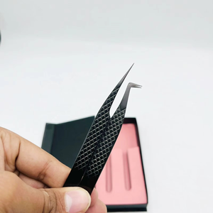 Pinzas para Extensión de Pestañas Tipo L en Negro Mate, Acero Sostenible, Agarre de Diamante, Agarre Fuerte, Punta Suave, Precios al por Mayor - Product Image 5