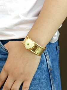 Pulsera de lujo con diseño de corazón tallado a mano en piedra sintética color marfil, con detalles de esmeralda y circonita cúbica, chapada en oro de 18k. - Product Image 4