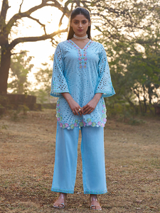 Conjunto de Kurta y Palazzo Elegante Bordado en Algodón Azul Claro, Cuello en V, Ropa India y Pakistaní Estilo Bollywood para Fiestas y Eventos - Product Image 1