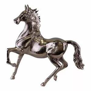 Figurine de cheval en aluminium coulé artisanal, sculpture métallique d'un chevalier majestueux debout, décoration pour intérieurs raffinés - Product Image 1
