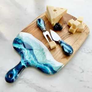 Planche de service artisanale en résine océanique et bois d'acacia, motif vague bleue, plateau à charcuterie en époxy, plateau à fromage avec poignée, petite taille - Product Image 1