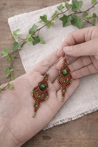 Boucles d'oreilles en macramé en malachite faites à la main, pierre naturelle verte, cordon marron, boucles d'oreilles pendantes bohèmes, cristal de guérison, bijoux artisanaux pour femmes - Product Image 2