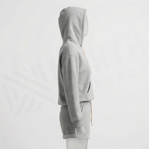 Ensemble 2 pièces pour femme : sweat à capuche et short en molleton gris uni, coupe décontractée ample, au-dessus du genou, avec cordon de serrage et poches - Product Image 3