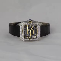 Montre-bracelet analogique à quartz Briva Luxury Square Diamond, cadran noir et argenté avec chiffres romains, lunette en verre étincelant, bracelet en caoutchouc
