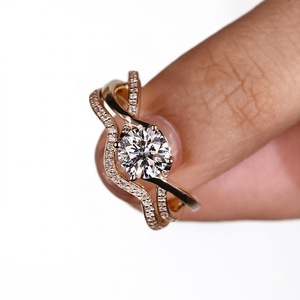 Élégante bague de fiançailles en or jaune 10K avec diamant de laboratoire taille ronde 2,10 carats couleur E VS et alliance assortie incurvée 0,12 carat - Product Image 4