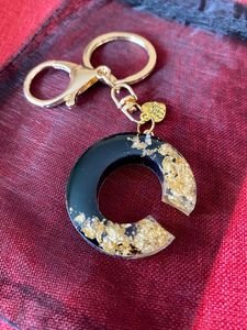 Porte-clés personnalisé en résine avec initiale – Porte-clés fait main avec lettre initiale et design décoratif unique, nom personnalisé - Product Image 5