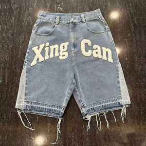 Shorts en jean déchirés pour hommes, style streetwear, avec appliques brodées personnalisées, ourlet brut, effet usé et délavé à l'acide - Product Image 1