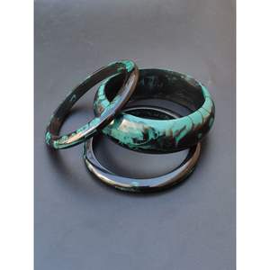 Brazaletes de Resina Hechos a Mano con Patrones de Color Únicos, Producto Artesanal - Product Image 1