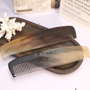 Peigne en corne de buffle naturel de qualité supérieure, fait main, à dents fines et larges, pour le coiffage des cheveux, disponible - Product Image 4
