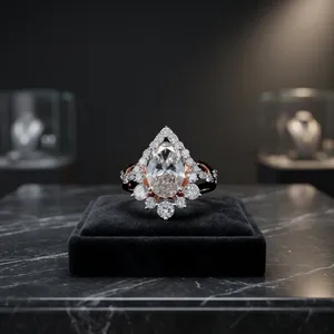 Anillo de Compromiso y Boda con Halo Floral de Oro de 18K, Diamante Cultivado en Laboratorio de Corte Ovalado de 2.38 Ct, Certificado IGI, Joyería Fina Personalizada - Product Image 3