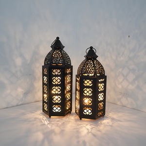 Farol Marroquí Grande con Silueta Arquitectónica y Filigrana Decorativa para una Iluminación de Acento en el Hogar con un Toque Atemporal - Product Image 2
