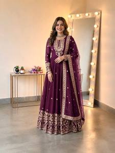 Robe Anarkali brodée violette pour femme, tenue traditionnelle indienne et pakistanaise, longueur ras du sol, coupe ample en polyester, idéale pour les mariages - Product Image 2
