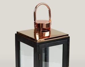 Portavelas Decorativo para el Hogar, Farol de Metal y Vidrio con Acabado Negro y Oro Rosa, Hecho a Mano y Personalizado - Product Image 2