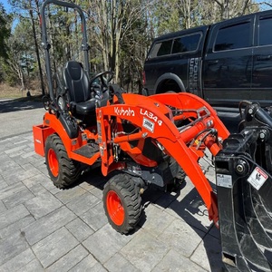 รถแทรกเตอร์ดีเซล Kubota BX2380 ขั้นสูง 23 แรงม้า พร้อมระบบขับเคลื่อนสี่ล้อและที่ตักด้านหน้า ออกแบบมาเพื่อประสิทธิภาพและความสะดวกสบายสูงสุด - Product Image 1