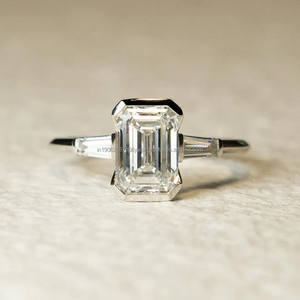 Anillo de compromiso de tres piedras con corte de Esmeralda cultivado en laboratorio, anillo de bodas de plata de ley IGI para mujer, regalo de fiesta de aniversario - Product Image 1