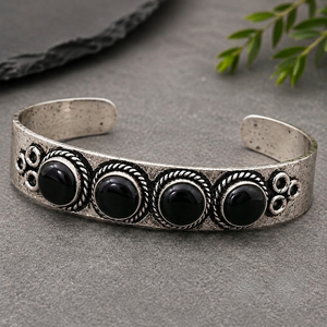 Bracelet ouvert en onyx à quatre pierres serties, fait main, en laiton plaqué argent/or, bijoux unisexe - Product Image 4