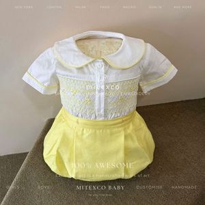Nouveauté : Vêtements pour bébé en coton 100% jaune, smockés à la main, col Peter Pan blanc, vêtements de boutique - Product Image 1