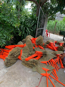 Balai en herbe naturelle pliable écologique, balai doux à long manche pour le nettoyage des sols intérieurs - Product Image 4
