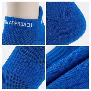 Chaussettes de sport respirantes bleues à motif géométrique pour adultes – Collection Printemps - Product Image 4