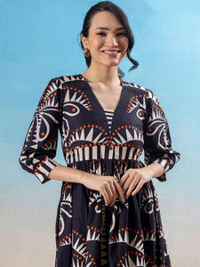 Robe de cérémonie ample bleu marine en georgette à imprimé floral, col en V, manches courtes, respirante, plissée, longueur genou, taille naturelle - Product Image 4