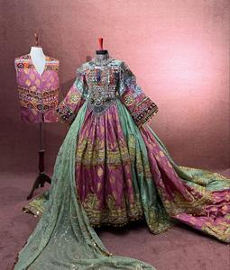 Vestido largo afgano con bordados elaborados, detalle intrincado en el escote, falda completa y motivos tribales tradicionales. Perfecto. - Product Image 1