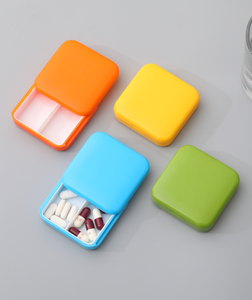 Boîtes de rangement pour pilules en plastique colorées avec 2 compartiments pour l'organisation quotidienne des médicaments - Product Image 5