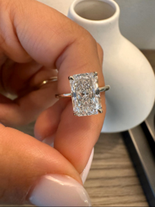 Anillo de Diamante Corte Radiante en Oro Amarillo, Diseño Solitario Elegante, Brillo Brillante, Joyería Fina de Lujo, Anillo de Compromiso para Mujer - Product Image 2