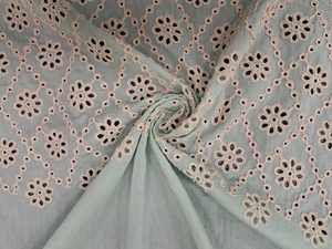 Nuevo Diseño Premium: Tela de Algodón Verde Menta con Bordado Dori - Material Crema con Diseño Floral y Ojales de Diamante para Vestidos - Product Image 3