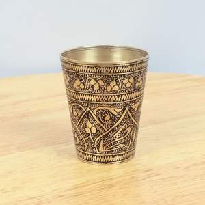 Vaso de Agua de Latón de Alta Calidad con Patrón Floral Grabado, Vaso Tradicional de Metal para Beber Ayurvédico, para el Hogar, la Cocina, Hoteles - Product Image 1