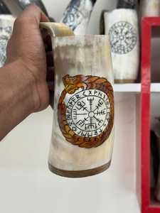 Mug artisanal en corne de buffle avec motif cerf sculpté, artisanat naturel, objet de collection, base en bois anti-fuite, laque alimentaire. - Product Image 6