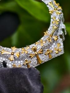 Boîtier de montre personnalisé entièrement pavé de pierres avec détails en croix dorés, lunette de montre de luxe bicolore tendance - Product Image 4