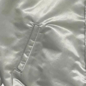 Chaqueta Varsity de Satén con Diseño de Color Personalizado, Cierre Frontal con Botones, Detalles Acanalados y Corte Holgado para Venta al Por Mayor - Product Image 6