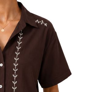 Camisa Corta Bordada Marrón Personalizada para Mujer, Blusa Casual de Verano con Botones y Manga Corta, Top de Moda con Logotipo Personalizado en Mezcla de Lino - Product Image 4