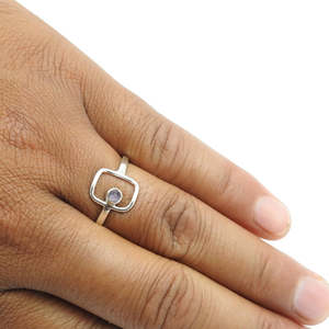 แหวนเงินแท้ 925 ประดับพลอยอเมทิสต์ธรรมชาติทรงกลมเจียระไนแบบฝังขอบด้วยมือ งานแฮนด์เมด สไตล์โบฮีเมียนสำหรับผู้หญิง - Product Image 4