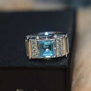 Anillo de barra con piedra de moissanita azul de corte esmeralda de 6 mm para unisex, plata de ley 925 original, elegante regalo de boda para amigos. - Product Image 1