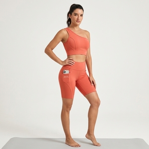 Conjunto de yoga de dos piezas para mujer, color coral, con top de un solo hombro y shorts de ciclista de cintura alta con bolsillos, ropa deportiva para fitness, gimnasio y entrenamiento. - Product Image 2