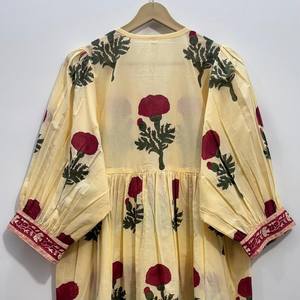 Vestido Mini Estilo Kyra Chinoiserie con Estampado Floral Hecho a Mano, Cuello en V, Manga 3/4, Encaje y Dobladillo con Volantes, de Algodón Ecológico - Product Image 4