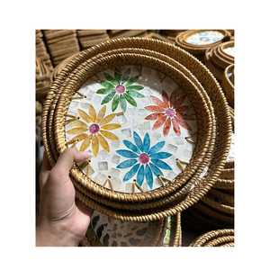 Plateau artisanal en rotin fait main avec plaque en nacre - Product Image 1