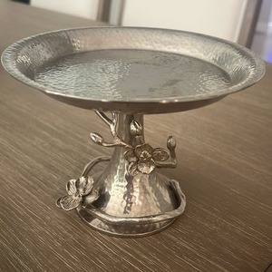 Support à gâteau rond à deux niveaux en métal avec poignée en anneau, finition dorée faite à la main pour la présentation de desserts - Product Image 6