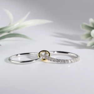 Bague de fiançailles et de mariage en or blanc avec diamants de laboratoire entrelacés, double bande pavée, style boucle éternité, bijoux fins modernes - Product Image 4