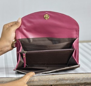 Cartera Larga de Cuero Genuino para Mujer con Estampado Floral y Animal, Estilo Bohemio, Color Rosa y Blanco, Cierre Plegable, Uso Diario - Product Image 2
