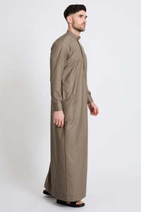 Robe Homme Brodée à la Main en Polyester XXL – Thobe Décontracté à Manches Courtes, Respirant et Ample, Longueur Cheville – Vente en Gros - Product Image 5