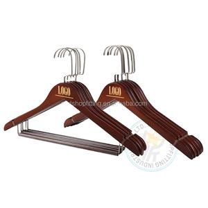 Cintre en bois de 42 cm avec logo personnalisé vintage pour armoire et garage, affichage de pantalons, veste, manteau et vêtements - Product Image 1