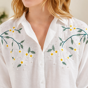 Camisa Blanca Premium de Algodón para Mujer, Bordado Floral Amarillo, Manga Larga, Cierre de Botones, Blusa Casual para Venta al Por Mayor B2B - Product Image 2